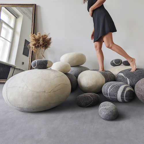 Pouf contemporaneo - SET NOW - Katsu Stones - in lana / tondo / fatto a mano