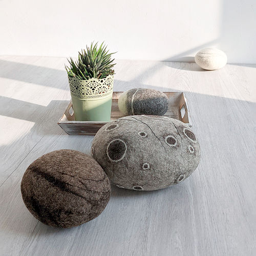 Pouf contemporaneo - TODDLERS - Katsu Stones - in lana / tondo / fatto a mano