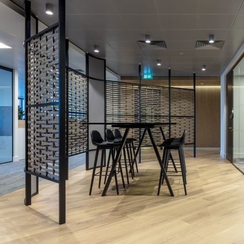 Separatore di spazi in metallo - Specialist Joinery Group - contract / da interno / modulare