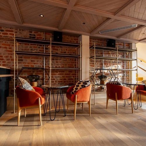 Sistema di scaffali a muro - Specialist Joinery Group - sospeso / da terra / a barre