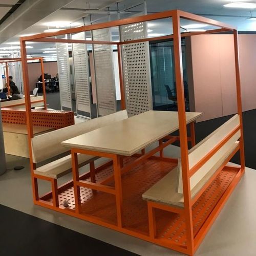Set tavolo e panca contemporaneo - Specialist Joinery Group - in legno / in metallo / in lamiera forata