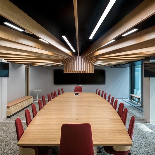 Controsoffitto in legno - Specialist Joinery Group - a doghe / per ufficio / per sala conferenze