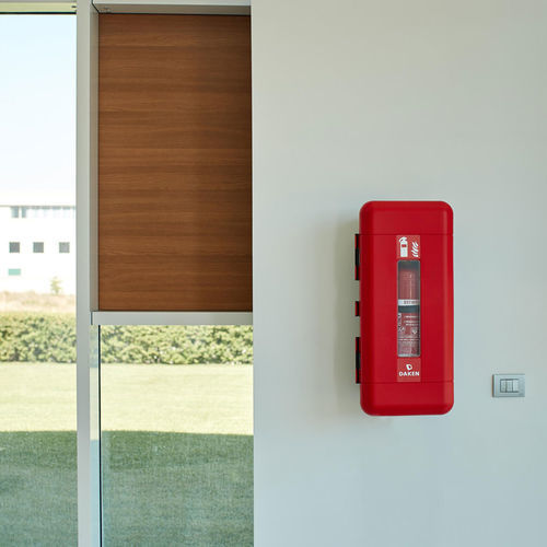 Porta estintore in policarbonato - Regon - DAKEN SPA - in polipropilene / non incassato / rosso