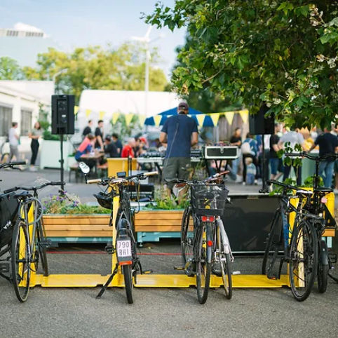 Rastrelliera per biciclette a pavimento - ABGESTELLT - CITY DECKS - orizzontale / per spazi pubblici / per zone urbane