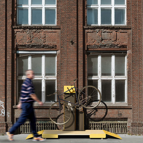 Appendi bici con pompa ad aria - AUFGEPUMPT - CITY DECKS - per spazio pubblico / per zone urbane / in legno