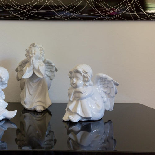 Scultura in ceramica smaltata - Angeli  - cestenoli srl - fatta a mano / Made in Italy / da appoggio