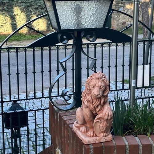 Scultura in terracotta - Leone Marzocco - cestenoli srl - da esterno / fatta a mano / da giardino