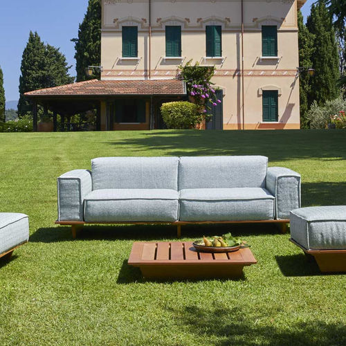 Tavolino basso contemporaneo - Geta - WOW ITALY - in legno oliato / in iroko / con supporto in legno