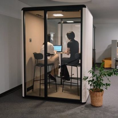 Isola di privacy per ufficio acustica - M - Mirplay Objektmöbel - con porta vetrata / in PET / in alluminio