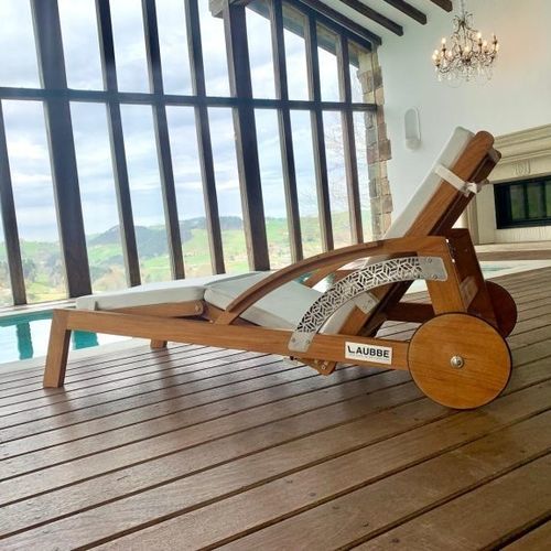Lettino prendisole contemporaneo - Laubbe Design SL - in tessuto / in legno / per piscina