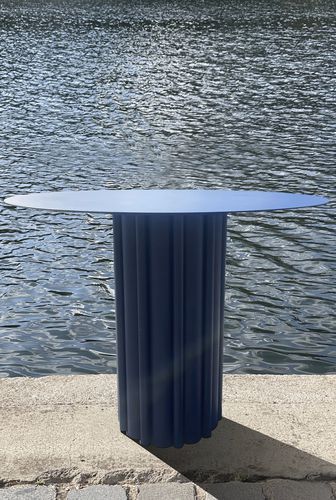 Tavolo contemporaneo - Table PIVOINE plateau diam&egrave;tre 90cm (12 coloris) - Studio Gazelles - in metallo / con supporto in metallo / rotondo