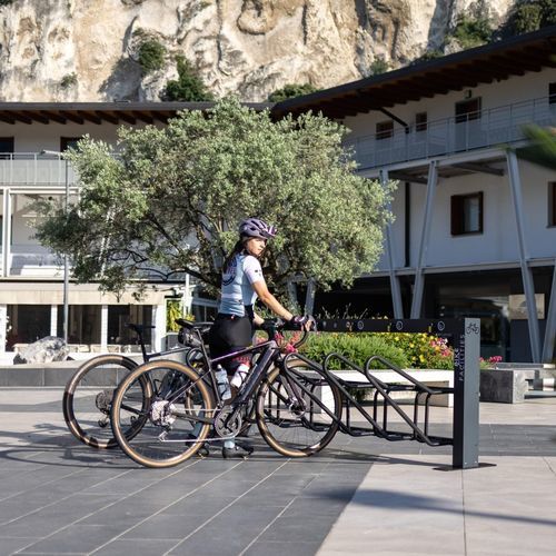 Rastrelliera per biciclette a pavimento - RAS-M-6 - Manlu - verticale / per spazi pubblici / in alluminio