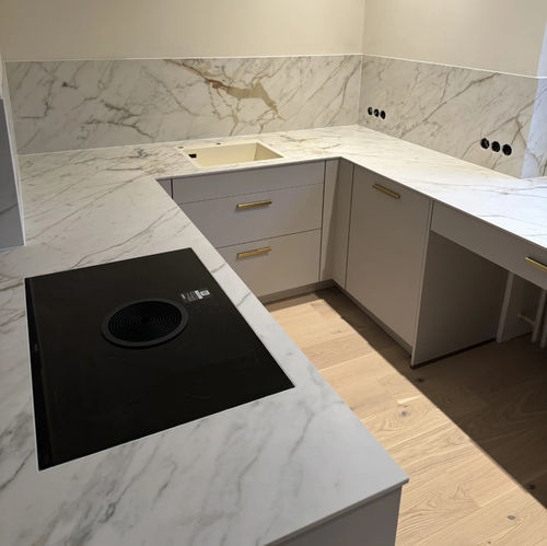 Cucina contemporanea - IKTO Design - in pietra sinterizzata / di misura media / con impugnature