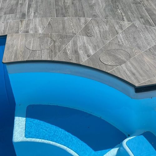 Bordo di piscina in gres porcellanato - IKTO Design - curvo