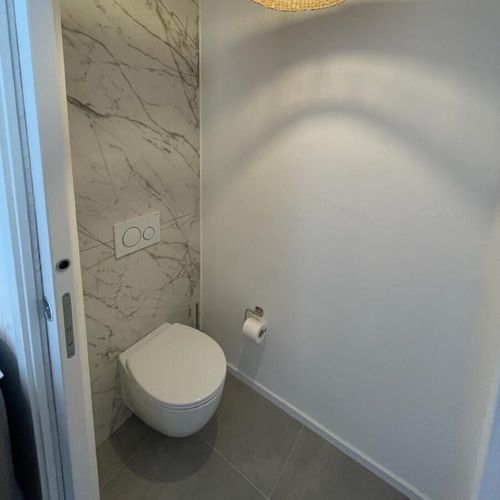 WC sospeso - IKTO Design - in ceramica / per uso residenziale / ovale