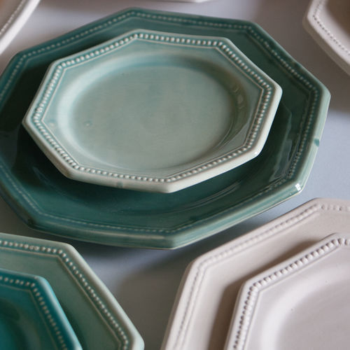 Piatto piatto - MAISON PICHON - ottagonale / in ceramica smaltata / per ristorante