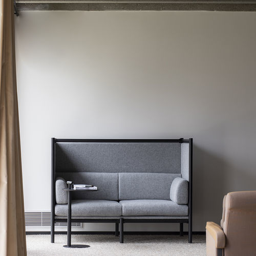 Divano contemporaneo - DAN  - BULO - in tessuto / in legno massiccio / grigio
