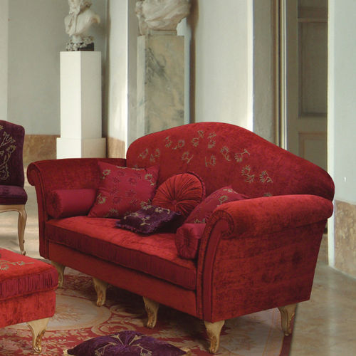 Divano in stile - VICTORY GIORNO - DANIELA LUCATO complementi d'arredo - in velluto / rosso / 2 posti