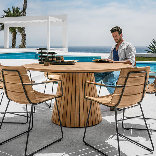 Tavolo da pranzo contemporaneo - WHIRL - GLOSTER - in teak / con supporto in teak / rotondo