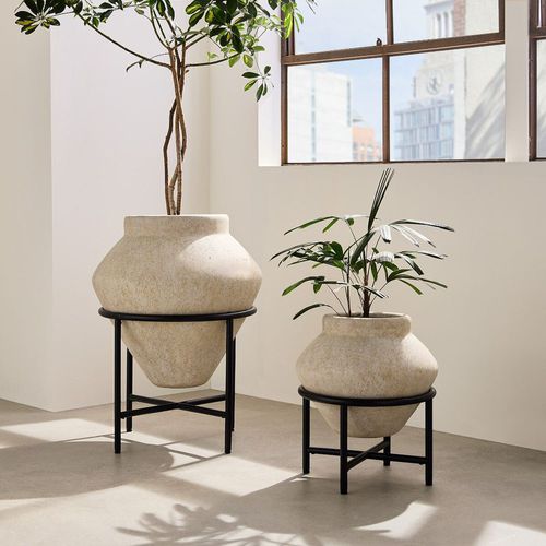 Vaso da giardino in pietra - Geometric Urn w - West Elm - da appoggio / conico / per uso residenziale