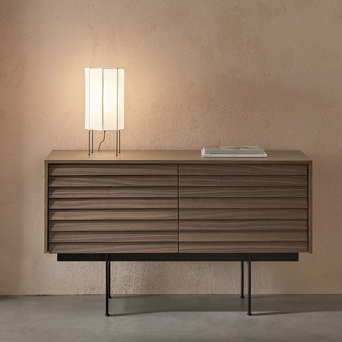 Credenza con piedi alti - SUSSEX - punt mobles - a muro / contemporanea / in rovere