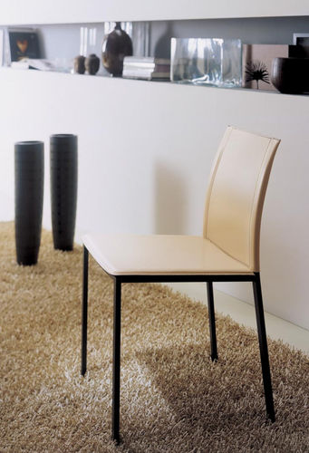 Sedia contemporanea - GALIZIA - INGENIA CASA - da interno / in pelle / con supporto in metallo laccato