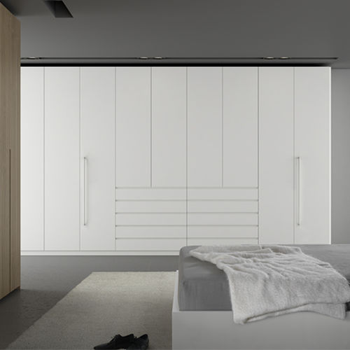Armadio contemporaneo - CUSAN BLANCO  - MUEBLES DOCA - in legno laccato / con ante battenti / per hotel