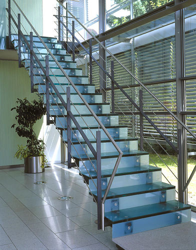 Scala dritta - KREISSPARKASSE MECKENBEUREN - SPRINZ - con gradini in vetro / con struttura in metallo / contemporanea