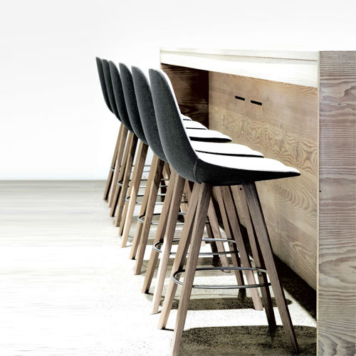 Sgabello da bar contemporaneo - EYES : EJ 2 - Erik Jørgensen - in pelle / con supporto in legno / imbottito