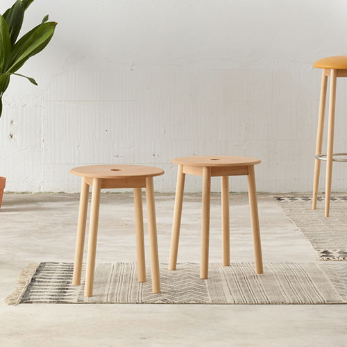 Sgabello contemporaneo - OTO - Ondarreta - in rovere / in faggio / con supporto in faggio