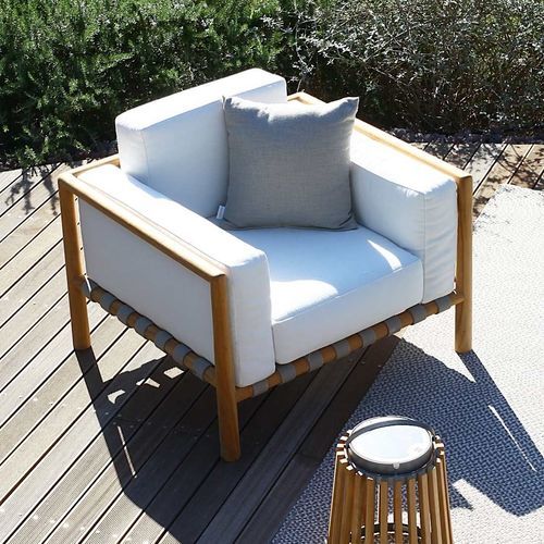 Poltrona contemporanea - PEVERO - Unopiù - in tessuto acrilico / in teak / con cuscino rimovibile