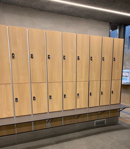 Armadietto spogliatoio in HPL - FENOLA / 2 portes superposées avec banc  - GEKIPS - RFID / a combinazione / a scheda
