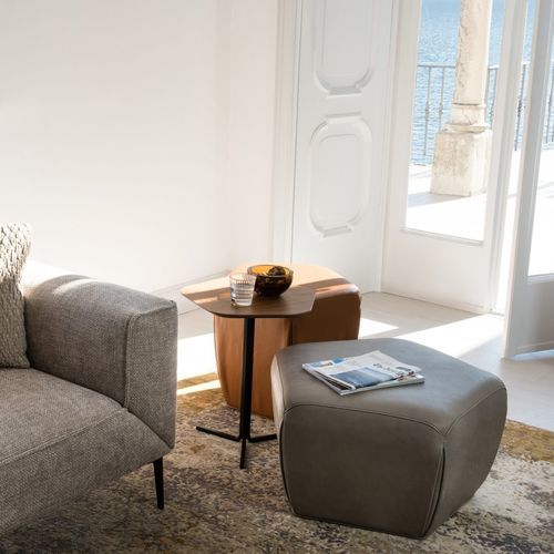 Tavolo d'appoggio contemporaneo - PENTAGONO - JORI - in rovere / in noce / con supporto in acciaio laccato
