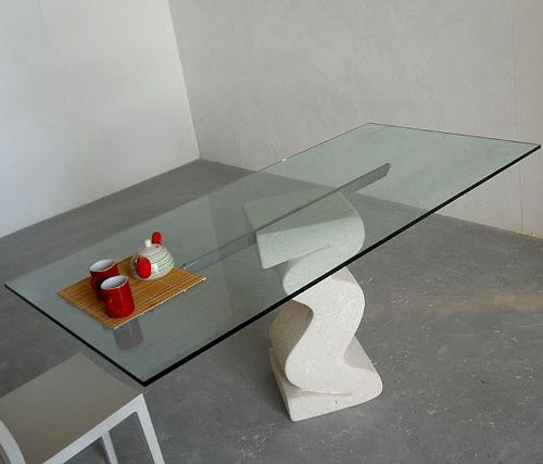 Tavolo da pranzo contemporaneo - Flex - stonebreakers - in cristallo / con supporto in pietra / rettangolare