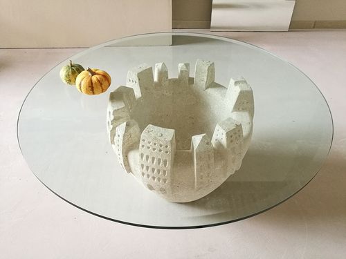 Tavolino basso design originale - Gaia - stonebreakers - in cristallo / con supporto in pietra / rotondo