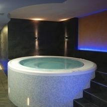 Spa fuoriterra - Inbeca Wellness Equipment S.L - rotonda / 3 posti / in mosaico