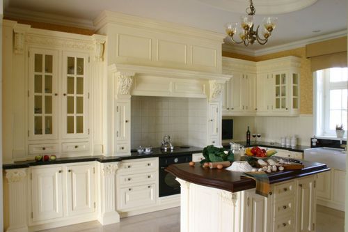 Cucina in stile - ROYAL - AKAN-handmade furniture - in legno massiccio / con isola / con impugnature