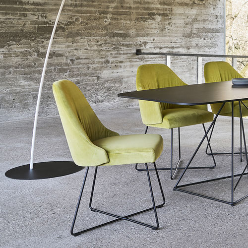 Sedia da pranzo contemporanea - FLOW - ipdesign - da interno / in tessuto / in pelle