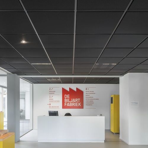 Controsoffitto in maglia metallica - Luxalon® Tiles Stretch - Hunter Douglas Architectural - a quadrotte / per ufficio / per ingresso