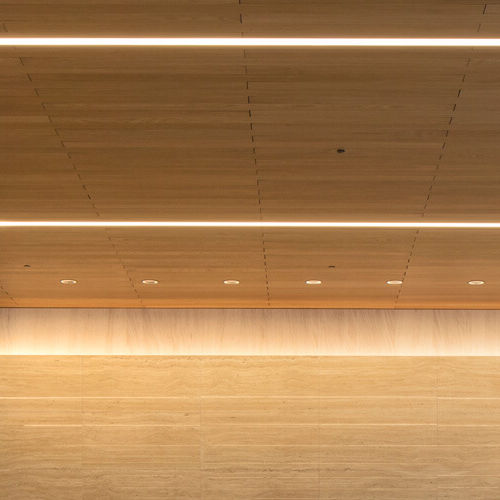 Soffitto impiallacciato in legno - Derako® Tiles & Panels - Hunter Douglas Architectural - in MDF / in pannelli / a quadrotte