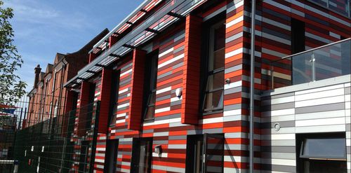 Rivestimento di facciata a doghe - NEW NORWOOD SCHOOL - James & Taylor - in alluminio / riflettente / multicolore