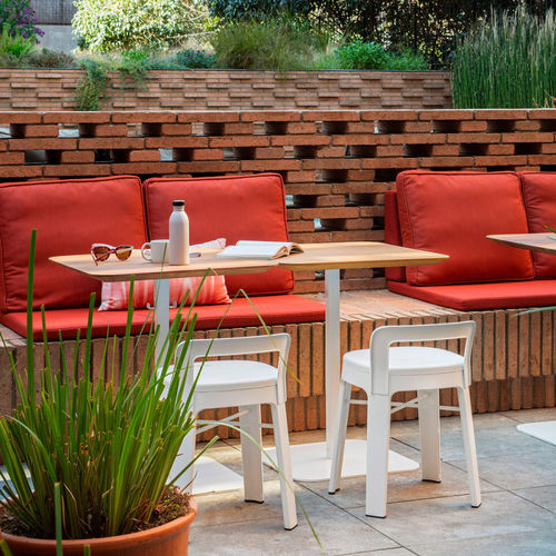 Tavolo da bistrot contemporaneo - B-AROUND - RS LIFE - in iroko / con supporto in acciaio / rotondo