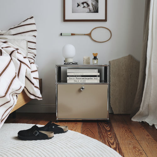 Comodino contemporaneo - USM Haller - USM Modular Furniture - in metallo / rettangolare / con contenitore