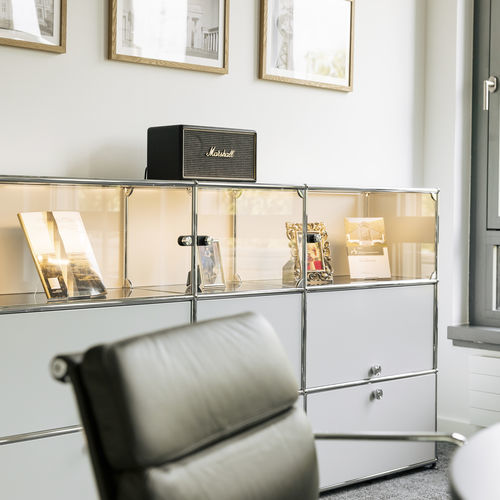 Espositore multiuso - USM Haller E - USM Modular Furniture - portabottiglie / per riviste e giornali / in metallo