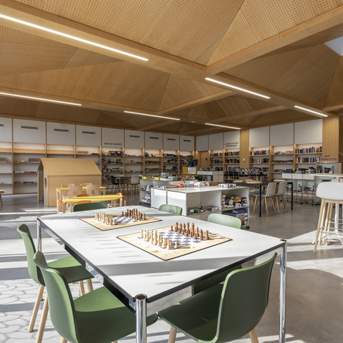 Tavolo contemporaneo - USM Haller - USM Modular Furniture - in laminato / con supporto in metallo / rettangolare