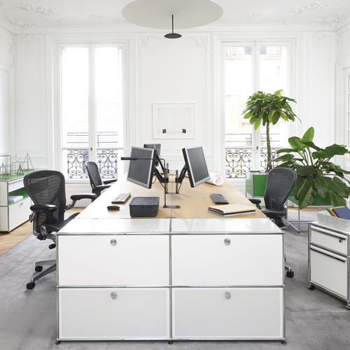 Tavolo contemporaneo - USM Haller - USM Modular Furniture - in legno / con supporto in metallo / rettangolare