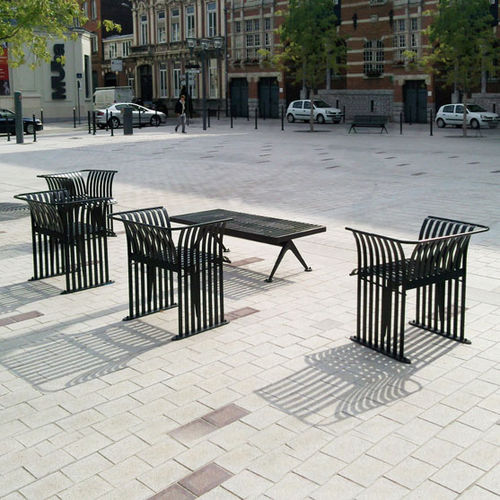 Set tavolo e sedia contemporaneo - MADÈRE - AREA - in metallo / per spazio pubblico