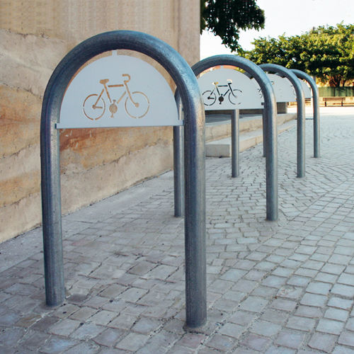 Rastrelliera per biciclette a pavimento - UNIVERS - AREA - per spazi pubblici / in acciaio galvanizzato / professionale