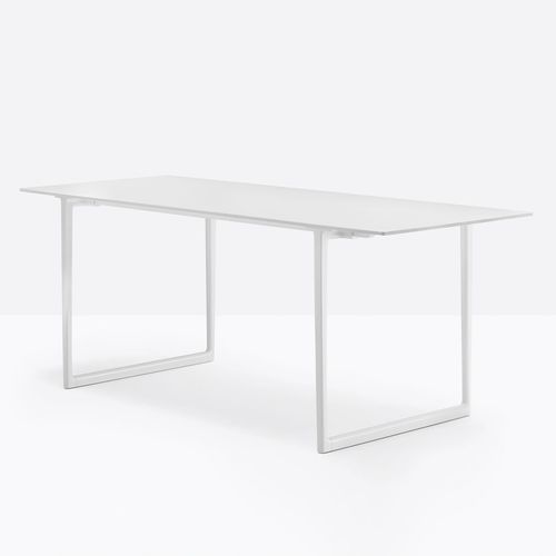 Tavolo contemporaneo - toa - PEDRALI - in laminato / con supporto in alluminio / rettangolare