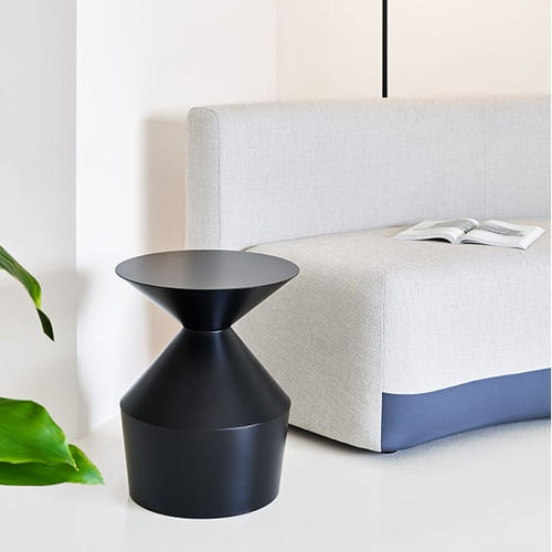 Tavolo d'appoggio design originale - SHAPE - Viccarbe - in legno laccato / con supporto in legno laccato / rotondo